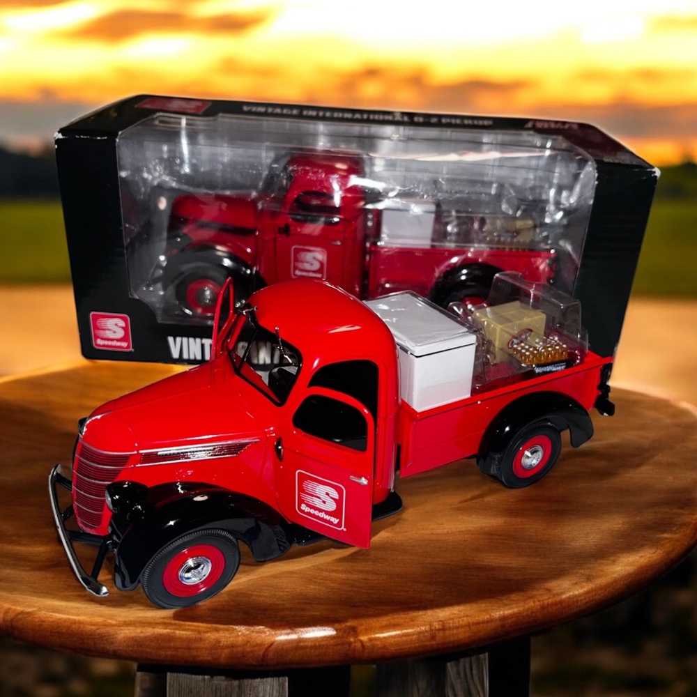 Speedway Vintage International D-2 Pickup Red Truck NIP